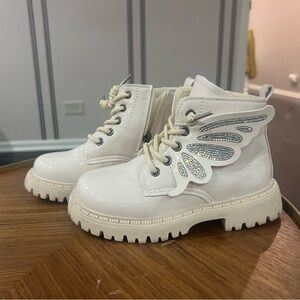 Little girls Stylish White Ankle Boots with Butterfly Detail Sz 1/Eur32